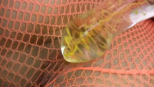 Gadis remaja hot dengan stoking jala lagi asis mainin vibratornya