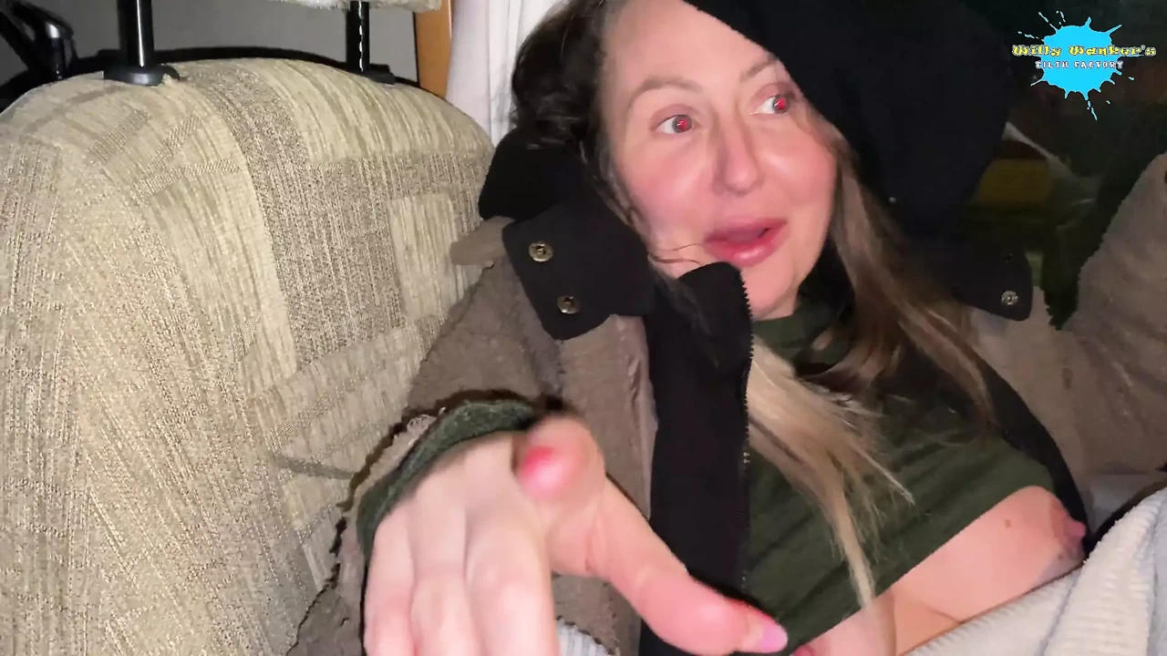 Cracky提供了一个电梯，最后把她的阴户弄出来