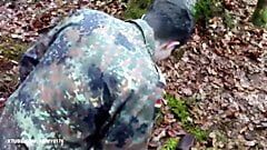 Ein deutscher Soldat verschluckt sich an der Wichse seines Kumpels