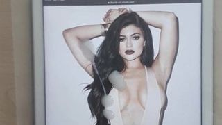 Hommage au sperme - Kylie Jenner