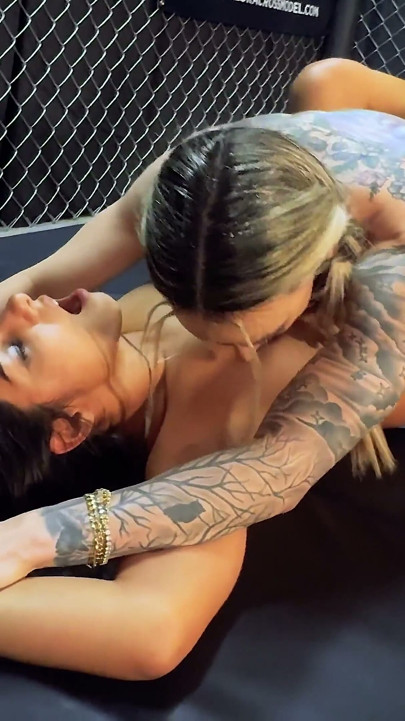 Seks dövüşü: Mars solo ve misty addams makaslama, şehvetli hakimiyet ve sedu ile seksi, üstsüz bir güreş maçı için tekrar buluşuyor