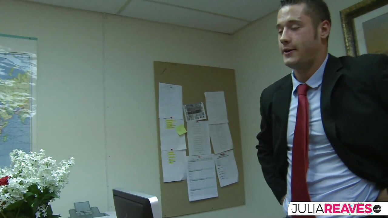 Awek panas merintih semasa dia menunggang zakar besar ke pancutan mani