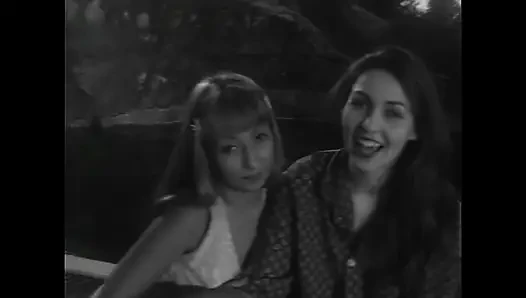 İki Yakışıklı Kız İçin Sıcak Lezbiyen Gece Makasları Orgazm Için