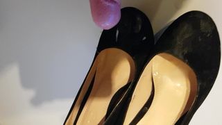 Éjaculation sur des talons hauts par une utilisatrice sexy