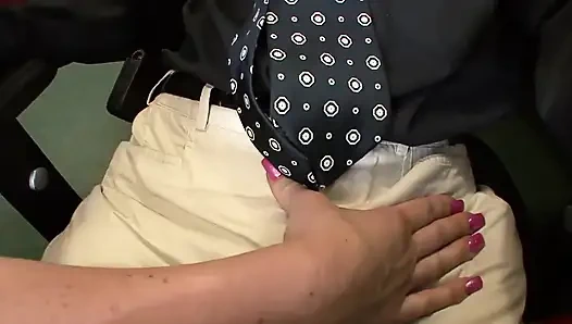 Грудастую шлюшку трахает ее зрелый босс