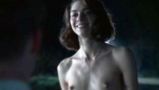 Emma Appleton escena en topless en traidores en scandalplanet.com