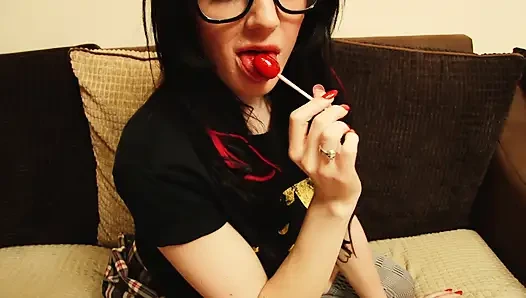 Atemberaubende brünette bombe batman samantha bentley mag es, ihre muschi zu reiben, Lollypop lecken