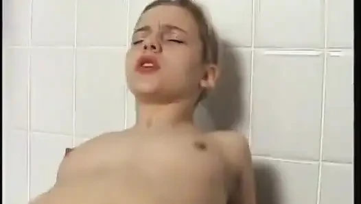 Pria tua nakal ngentot memek sempit cewek kulit putih di kamar mandi