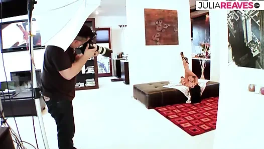 Pelacur lagi asik nyepong kontol sebelum dientot habis-habisan