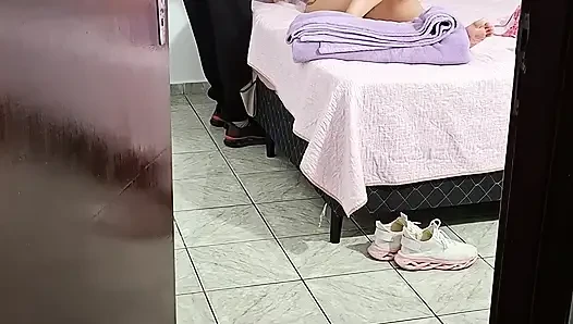 Отчим помогает падчерице снять одежду, чтобы она легла в постель.
