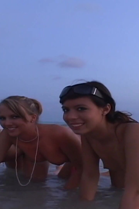 Tri prirodne studentske slatkice bljeskaju na plaži