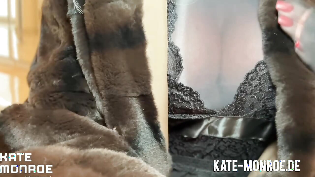 NYLON & PELZ ASMR von Kate Monroe