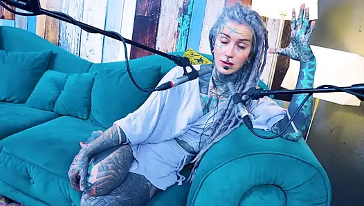 S hakkında konuşuyorum - utanç - asmr podcast sfw konuşuyor gotik sıska kız dreadlocks dövmeli model dövmeli kız