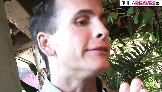 Милфа-блондинка давится огромным членом, затем скачет на нем до камшота