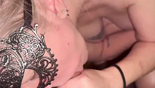 Istri nakal ini nyepong kontolmu dan nunjukin hadiahnya sama kamu - pov