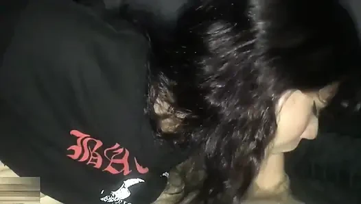 Erkek arkadaşı gezideyken üvey kız kardeşimin azgın amını parmaklıyorum ve ağzına boşalıyorum