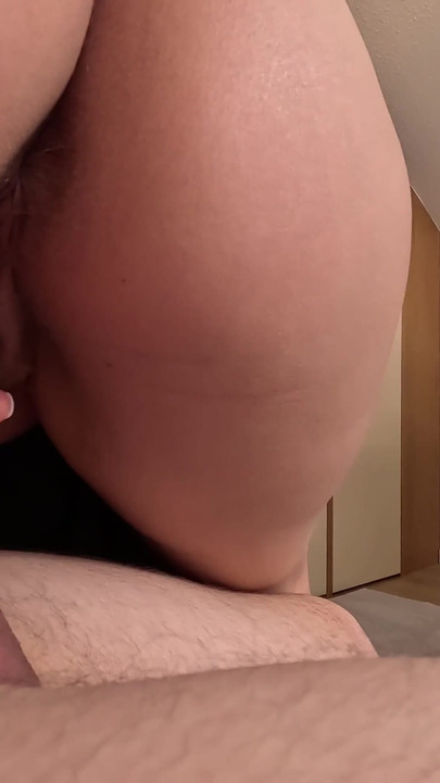 Une MILF enceinte égoïste squirte, obtient trois orgasmes et le fait jouir | Clip 1