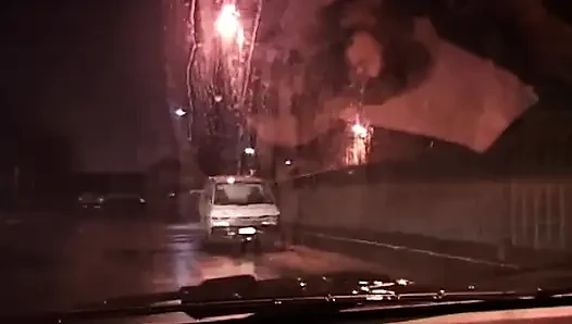 Возбужденную милфу глубоко отфистили от взрыва текущего бубуда розы