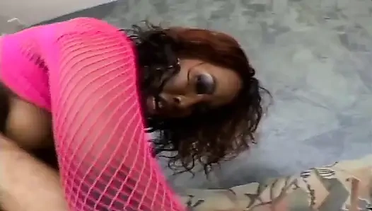 Он жестко трахает ее в розовую пизду