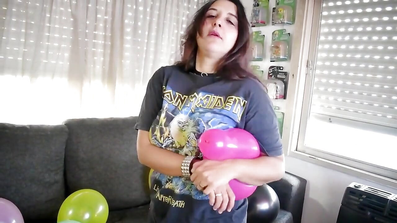 Chica de metal hace estallar todos los globos antes de la fiesta - Bunny Looner [Lowres]