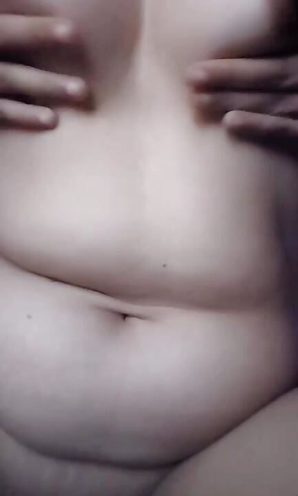 فتاة وحيدة جميلة تظهر كس هيري