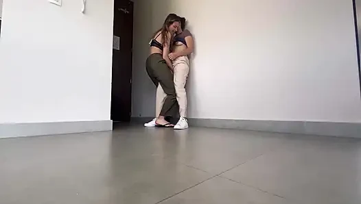 Kami bermain bersenang-senang seperti lesbian profesional