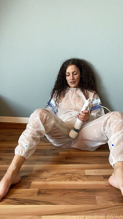 Nước tiểu nổi trong quần PVC, chết tiệt nước tiểu chảy lên
