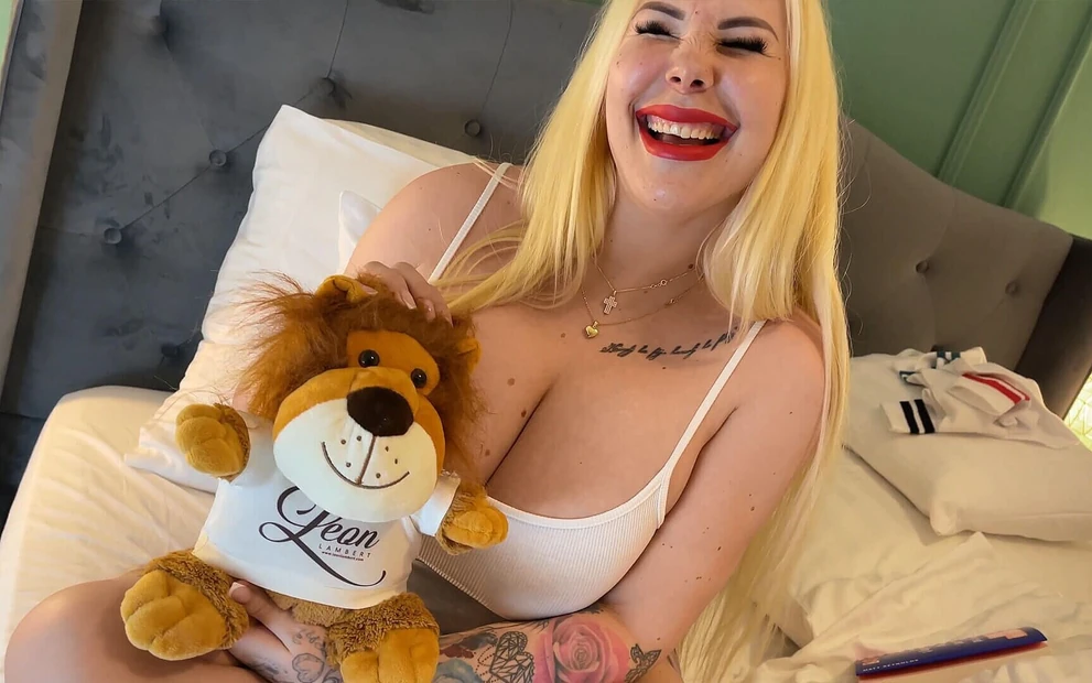 Huge booty huge boobs blonde socks try on no panties