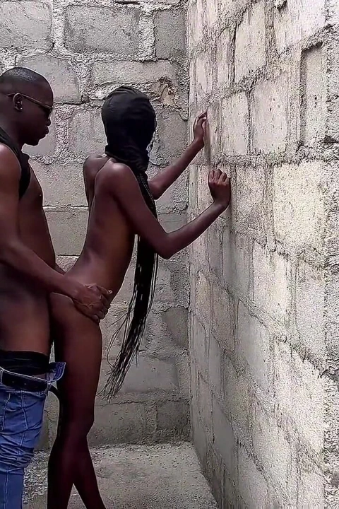 我们祝你圣诞快乐，新年快乐！愿你的庆祝活动令人惊奇地快乐和光明