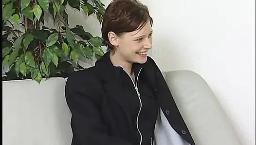 Cewek itu nyepong kontol kaya pelacur jalang