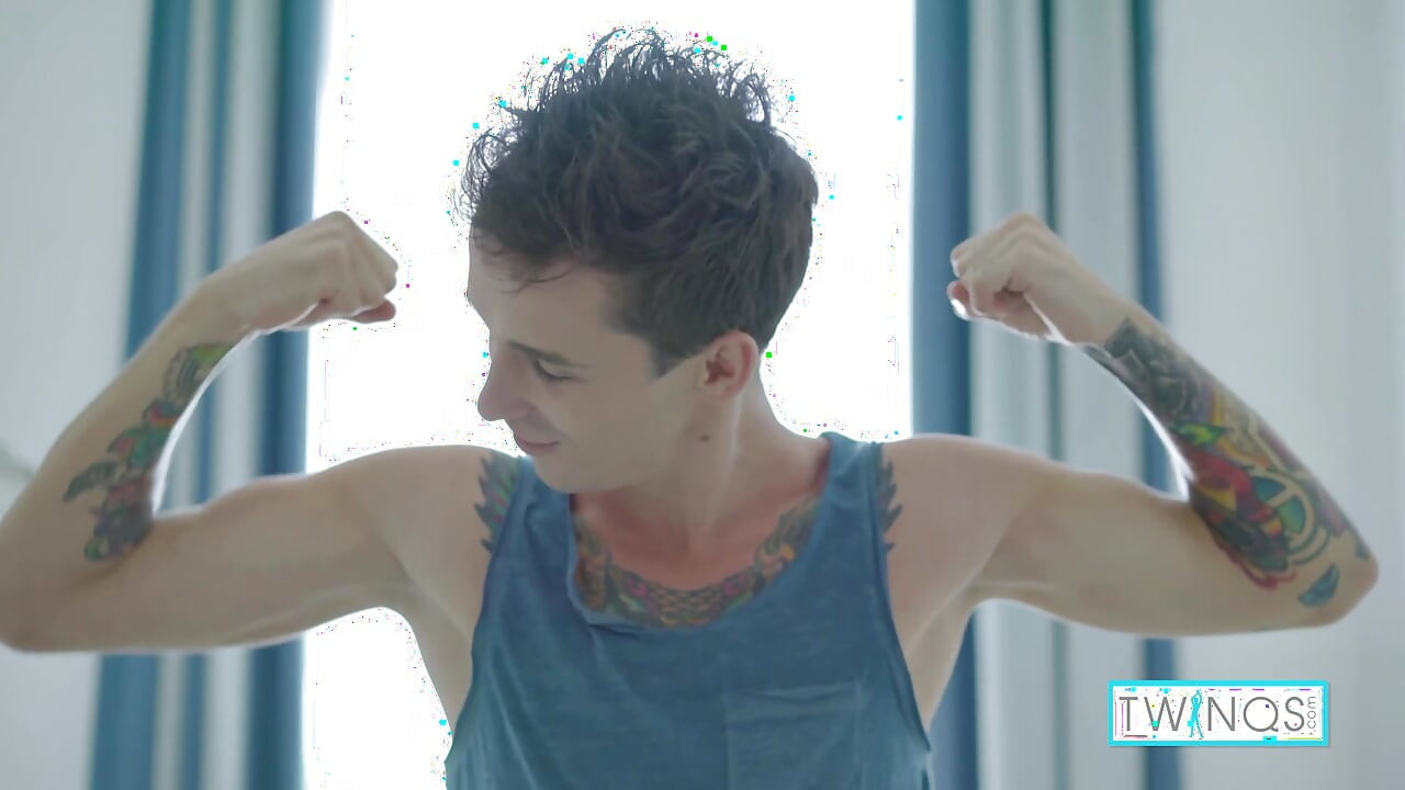 Tetovirana slatka NoaH A uzima veliki debeli dildo u svoje mokro dupe!