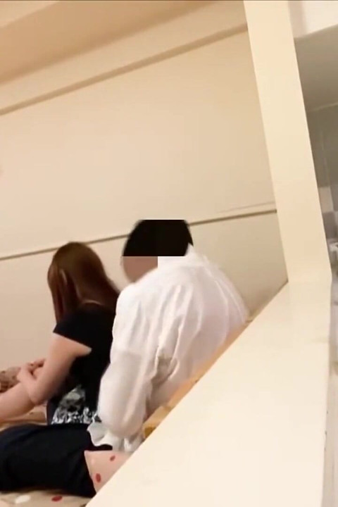 Istri langsing yang frustrasi selingkuh sama pria lain di rumahnya sendiri