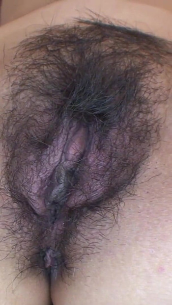 Captivating moment from "Alte asiatische milf bekommt crampie im hotel"