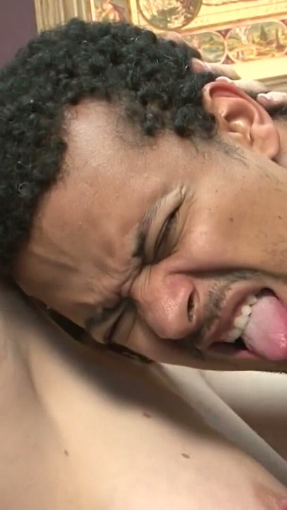 Interracial der Prakitkantin es jeden Tag auf dem Schreibtisch besorgen | Clip 1