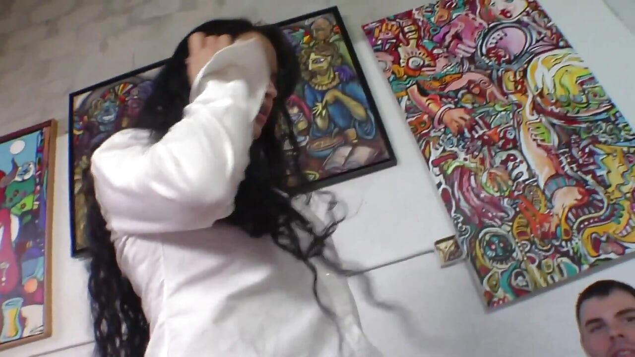 Vruća brineta milf obožava mladi kurac