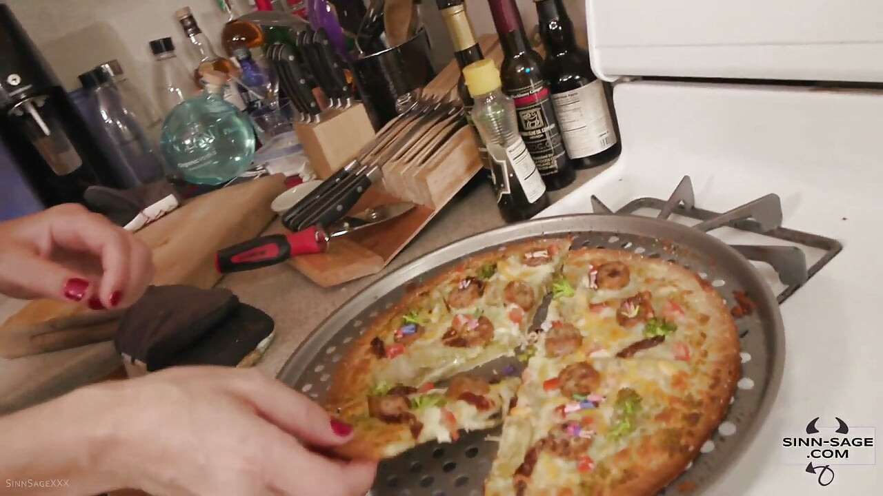 Büro-pizza-party-riesin mit sinn sage