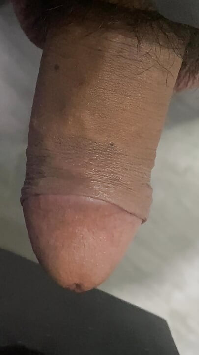 En el baño había una polla que se estaba poniendo dura, solo sabiendo aguantar sin poder hacer nada