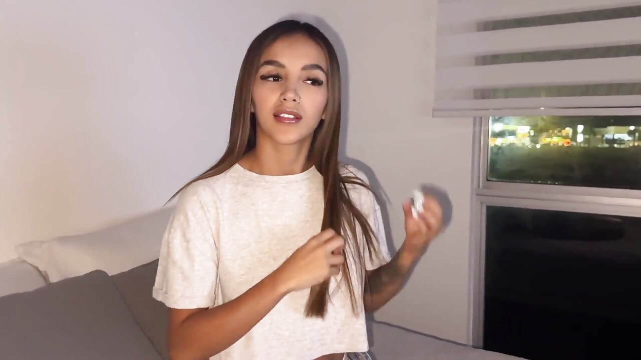 Můj nejlepší přítel mě zve na film, zapneme se a máme tvrdý sex! - Samy Sun7