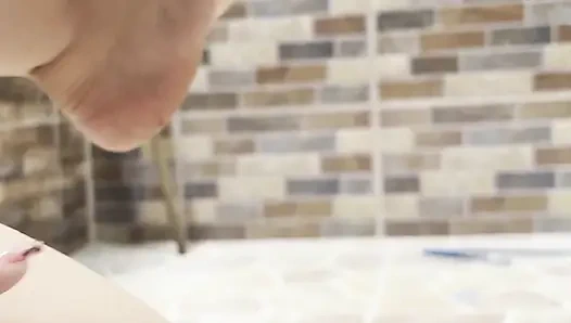 Молодая девушка ждёт, пока все выйдут из дома, чтобы выйти на террасу и погладить её розовую киску