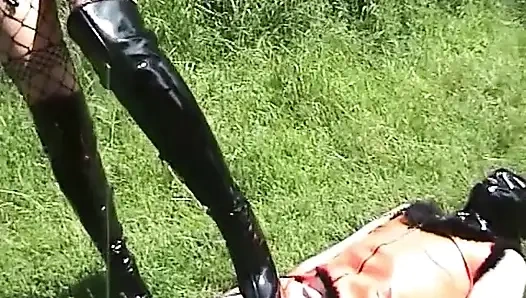 Seksi sarışın kadın travestiyi domine etti