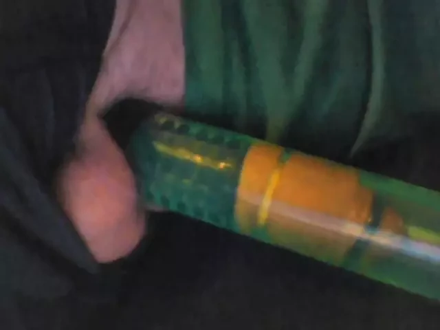 Kontol dengan lengan dan cincin dan cockpump dari samping