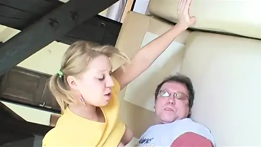 Ayah tiri ngentot ganas sama gadis remaja hot