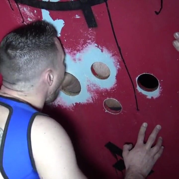 Jess Royan je jebao bez kondoma u jockstrap-u