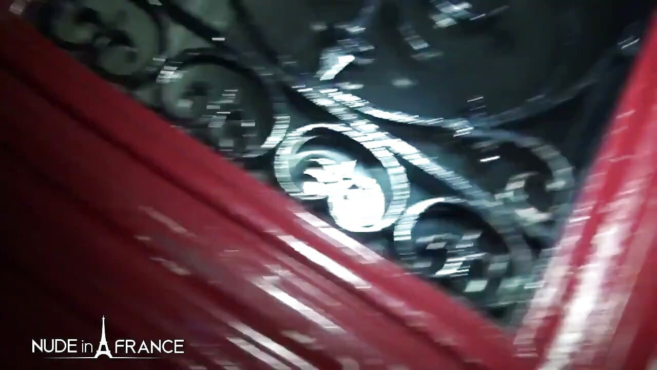 Bruneta țâțoasă și flămândă este penetrată dublu dur, interrasial