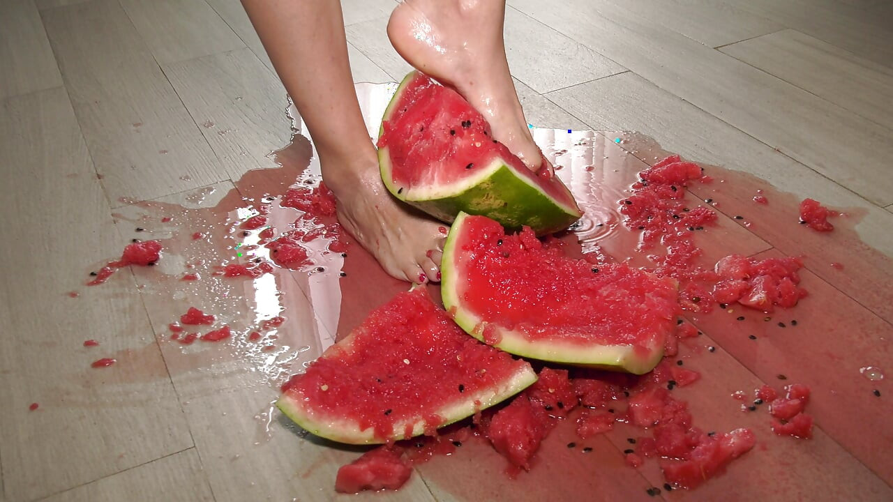 발과 수박을 가지고 노는 거유 밀프