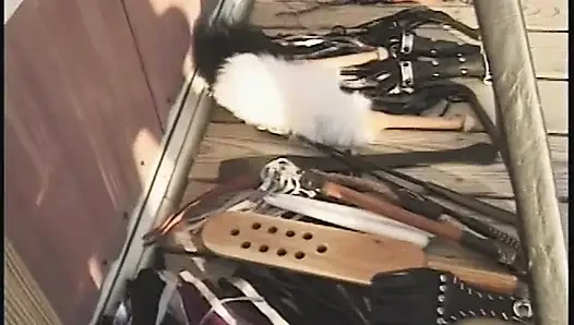 Нижняя брюнетка трет свою киску, пока она укладывает постель