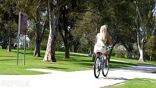MILF blonde bertetek besar dengan pantat bagus menunggang basikal dan kongkeknya