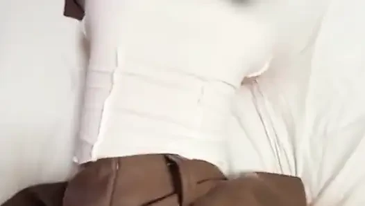 Alyans kapalı, arkasından derin yoğun seks. Kocasına ihanet ediyor, sert orgazm oluyor! 1.