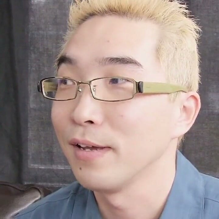 害羞的亚洲男人享受他生命中的性爱