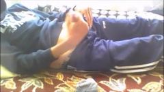 Un garçon turc, un baris, se branle pour des filles devant une webcam